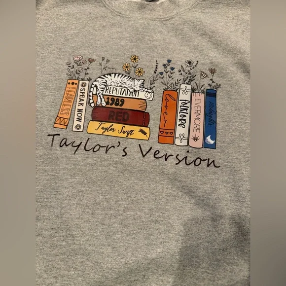 Taylor Swift Taylor’s Version cat / book Gray Crewneck Sweatshirt - small - Picture 4 of 4